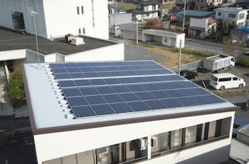 折半屋根に太陽光発電システムを設置