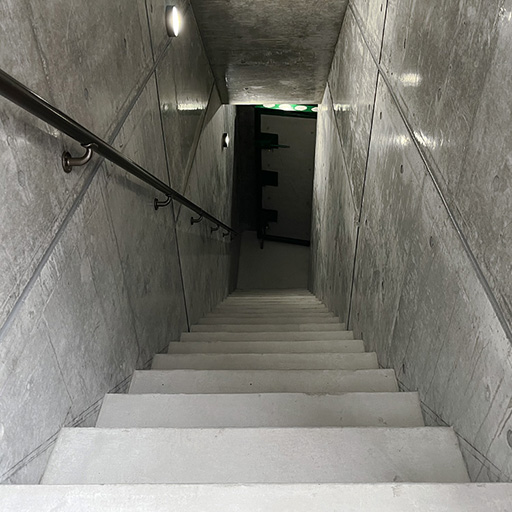 核シェルターへの階段